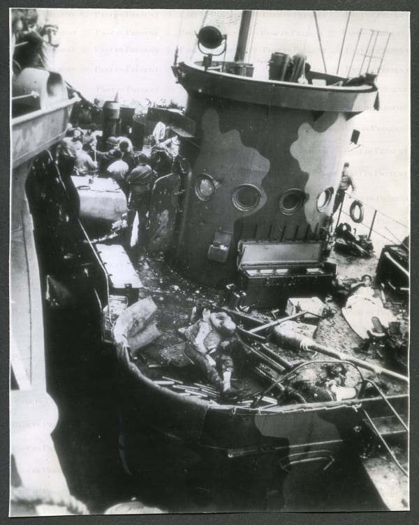 U.S. Navy, “LCI Gunner Dead at His Post” A Tragic Moment During the Battle of Iwo Jima, 27th February, 1945, 1945