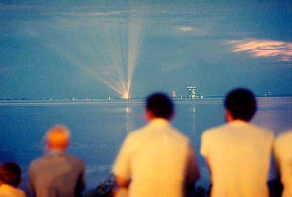 David Burnett, Crowd looking out to the water at light, 1969