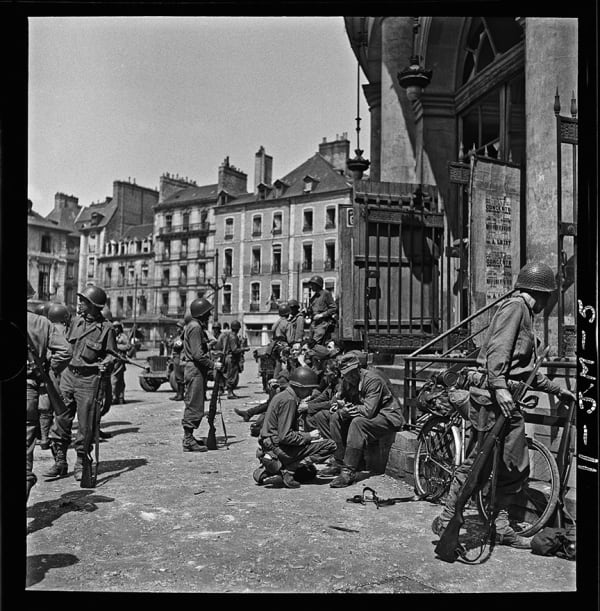 John G. Morris, #14 Rennes, Brittany, August 4 : US soldiers interrogate German prisoners