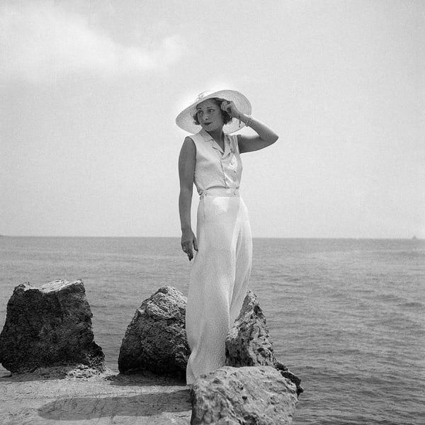 Boris Lipnitzki, Women looking at the sea, French Riviera, Magazine Femina cover, 1933-1935