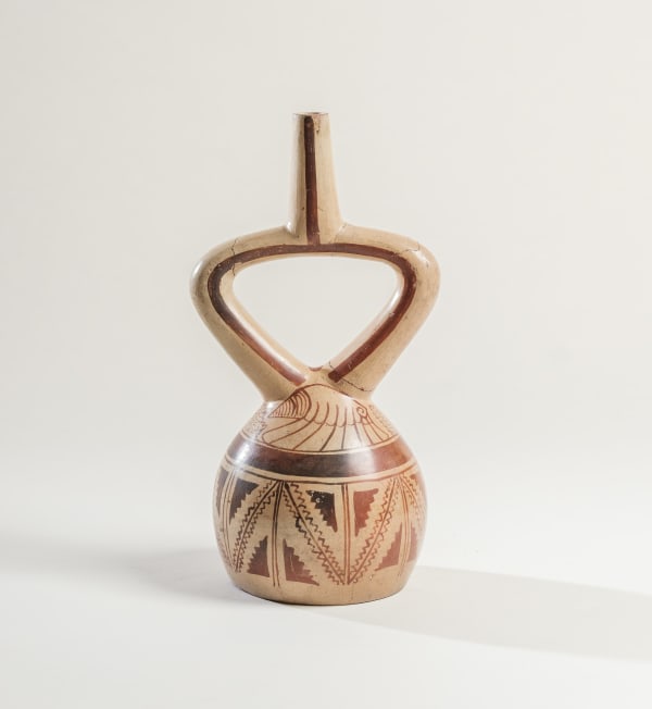 Moche Culture, Stirrup vessel with molusque painted, Circa. 300 - 600 AD