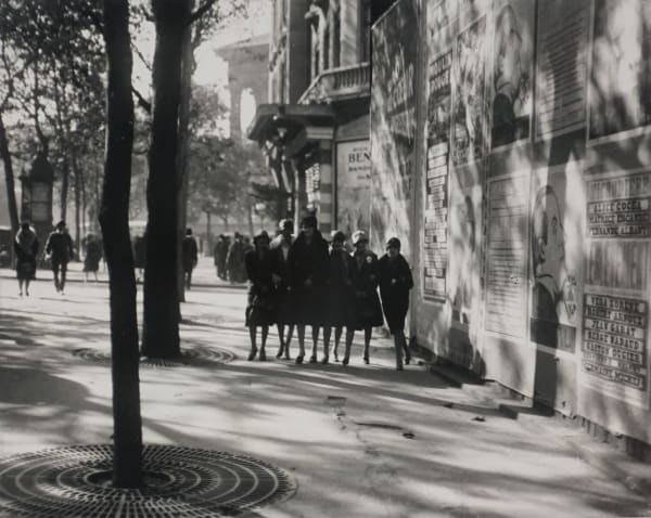 Andre Kertész, Les Midinettes, Paris, 1926