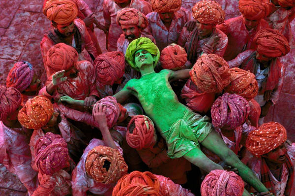 Steve McCurry, Holi Man, India, 1996 (Printed 2020)