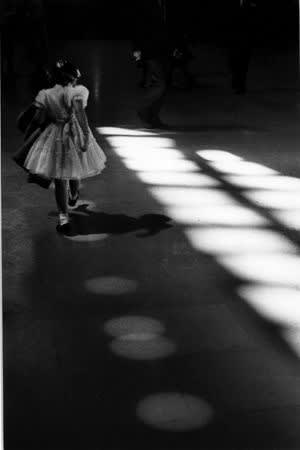 Louis Stettner, Penn Station (Girl playing in lights), 1958 (Printed Later)