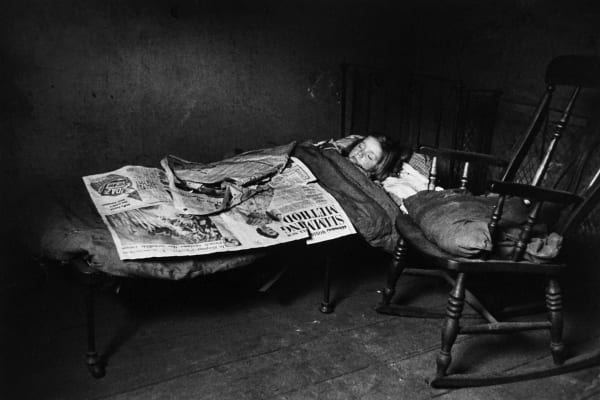 Thurston Hopkins, Liverpool (Girl sleeping under newspapers), 1955