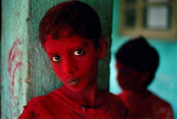 Steve McCurry, Red Boy, India, 1996