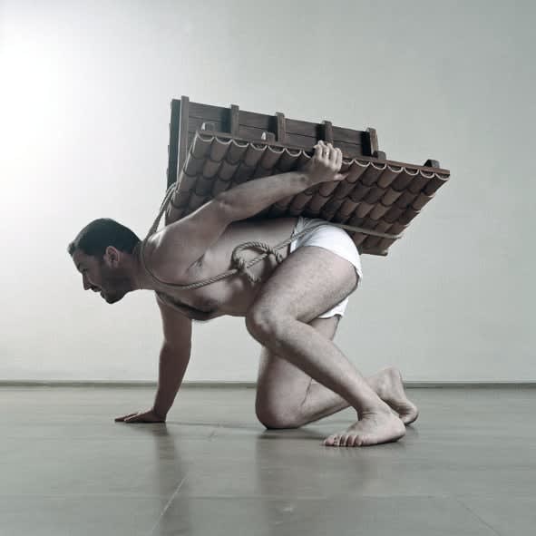 Adrian Paci, Home to go #5, 2001