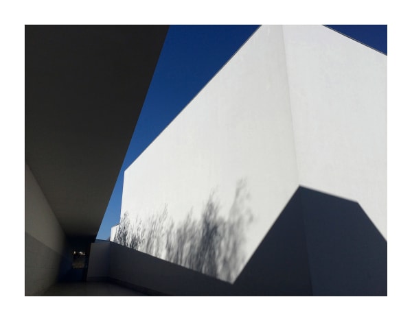 Àlvaro Siza, Serralves Museum of Contemporary Art, Porto, Portugal, 2015 (imprimée / printed 2023) Impression à jet d'encre de qualité archive / Archival pigment inkjet print Disponible en trois formats différents (petit, moyen, grande - voir dimensions approximatives ci-dessous). L'édition de chaque format est limitée à 5. Available in three different sizes (small, medium, large - see approximate dimensions below). Each size is limited to an edition of 5. 11" x 14" image - 1,500$ 16" x 24” image - 3,000$ 20" x 30" image - 3,750$ Phyllis Lambert