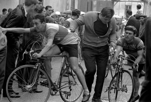 Grand Prix du Parisien, Compiègne, France, 1963 (imprimée / printed 2023) Impression à jet d'encre de qualité archive / Archival pigment inkjet print Disponible en trois formats différents (petit, moyen, grande - voir dimensions approximatives ci-dessous). L'édition de chaque format est limitée à 5. Available in three different sizes (small, medium, large - see approximate dimensions below). Each size is limited to an edition of 5. 11" x 14" image - 1,500$ 16" x 24” image - 3,000$ 20" x 30" image - 3,750$ Phyllis Lambert 17 x 24 3/4 " 43.2 x 62.9 cm (encadré / framed)