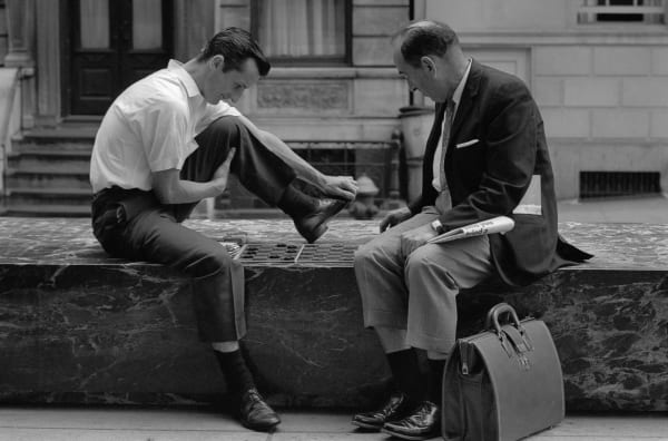 Chess players, Seagram Plaza, New York City, 1961 (imprimée / printed 2023) Impression à jet d'encre de qualité archive / Archival pigment inkjet print Disponible en trois formats différents (petit, moyen, grande - voir dimensions approximatives ci-dessous). L'édition de chaque format est limitée à 5. Available in three different sizes (small, medium, large - see approximate dimensions below). Each size is limited to an edition of 5. 11" x 14" image - 1,500$ 16" x 24” image - 3,000$ 20" x 30" image - 3,750$ Phyllis Lambert
