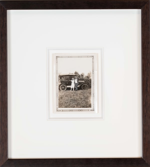 John Latour, Fille et garçon devant une voiture / Girl and boy in front of a car, 2014