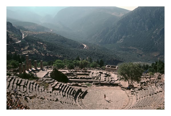 Theatre, Delphi, Greece, 1975 (imprimée / printed 2023) Impression à jet d'encre de qualité archive / Archival pigment inkjet print Disponible en trois formats différents (petit, moyen, grande - voir dimensions approximatives ci-dessous). L'édition de chaque format est limitée à 5. Available in three different sizes (small, medium, large - see approximate dimensions below). Each size is limited to an edition of 5. 11" x 14" image - 1,500$ 16" x 24” image - 3,000$ 20" x 30" image - 3,750$ Phyllis Lambert 17 x 25 1/2 " 43.2 x 64.8 cm