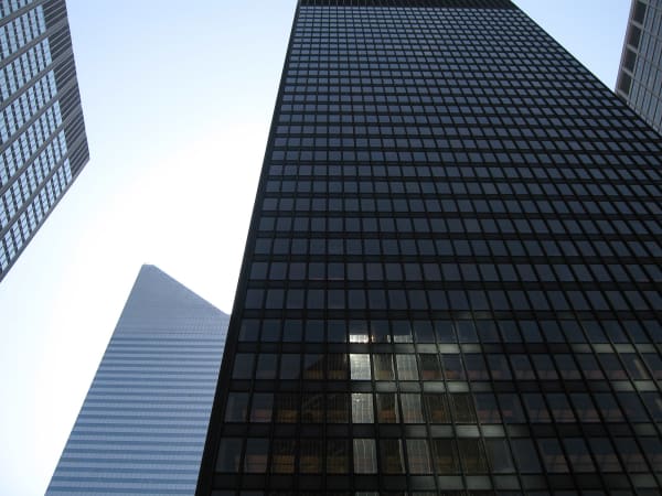 Negative space with Seagram Building, New York City, 2008 (imprimée / printed 2023) Impression à jet d'encre de qualité archive / Archival pigment inkjet print Disponible en trois formats différents (petit, moyen, grande - voir dimensions approximatives ci-dessous). L'édition de chaque format est limitée à 5. Available in three different sizes (small, medium, large - see approximate dimensions below). Each size is limited to an edition of 5. 11" x 14" image - 1,500$ 16" x 24” image - 3,000$ 20" x 30" image - 3,750$ Phyllis Lambert 12 x 15 1/2 " 30.5 x 39.4 cm