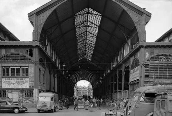 Les Halles, Paris, France, circa 1967 (imprimée / printed 2023) Impression à jet d'encre de qualité archive / Archival pigment inkjet print Disponible en trois formats différents (petit, moyen, grande - voir dimensions approximatives ci-dessous). L'édition de chaque format est limitée à 5. Available in three different sizes (small, medium, large - see approximate dimensions below). Each size is limited to an edition of 5. 11" x 14" image - 1,500$ 16" x 24” image - 3,000$ 20" x 30" image - 3,750$ Phyllis Lambert 12 x 17 " 30.5 x 43.2 cm