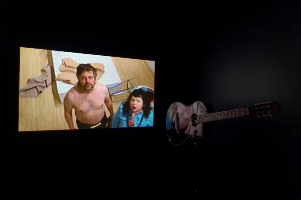 Tempête dans la salle vidéo Vidéo, guitare et trépied Geneviève et Matthieu Variable