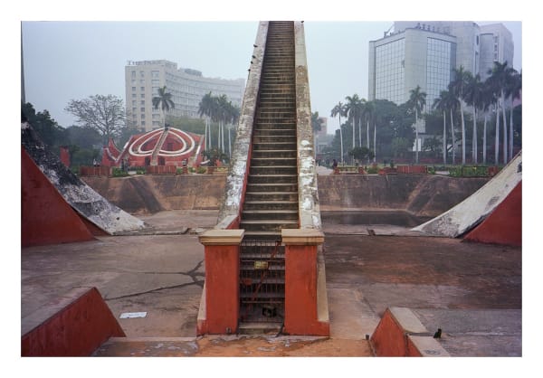 Jantar Mantar Observatory, New Delhi, India, 1999 (imprimée / printed 2023) Impression à jet d'encre de qualité archive / Archival pigment inkjet print Disponible en trois formats différents (petit, moyen, grande - voir dimensions approximatives ci-dessous). L'édition de chaque format est limitée à 5. Available in three different sizes (small, medium, large - see approximate dimensions below). Each size is limited to an edition of 5. 11" x 14" image - 1,500$ 16" x 24” image - 3,000$ 20" x 30" image - 3,750$ Phyllis Lambert 17 x 25 " 43.2 x 63.5 cm