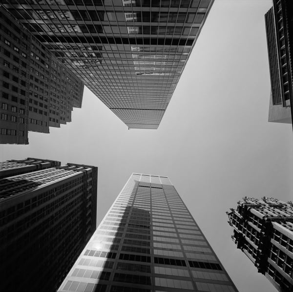 Negative space, New York City, 1968 (imprimée / printed 2023) Impression à jet d'encre de qualité archive / Archival pigment inkjet print Disponible en trois formats différents (petit, moyen, grande - voir dimensions approximatives ci-dessous). L'édition de chaque format est limitée à 5. Available in three different sizes (small, medium, large - see approximate dimensions below). Each size is limited to an edition of 5. 11" x 14" image - 1,500$ 16" x 24” image - 3,000$ 20" x 30" image - 3,750$ Phyllis Lambert 17 x 17 " 43.2 x 43.2 cm