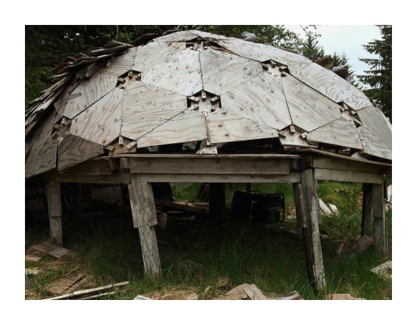 Geodesic dome, Haida Gwaii, British Columbia, 2015 (imprimée / printed 2023) Impression à jet d'encre de qualité archive / Archival pigment inkjet print Disponible en trois formats différents (petit, moyen, grande - voir dimensions approximatives ci-dessous). L'édition de chaque format est limitée à 5. Available in three different sizes (small, medium, large - see approximate dimensions below). Each size is limited to an edition of 5. 11" x 14" image - 1,500$ 16" x 24” image - 3,000$ 20" x 30" image - 3,750$ Phyllis Lambert 12 x 15 1/2 " 30.5 x 39.4 cm