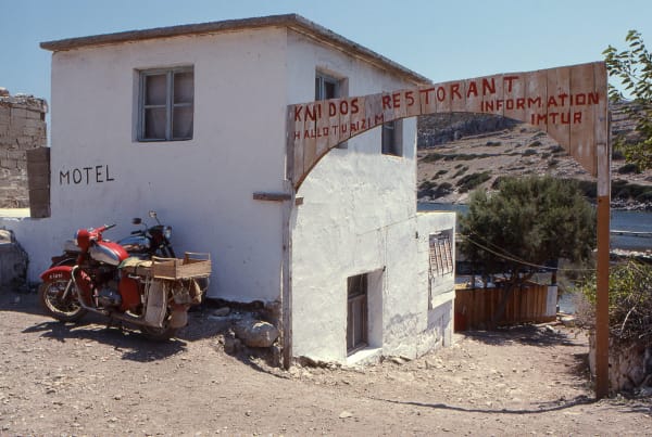 Knidos Restaurant, Turkey, 1981 (imprimée / printed 2023) Impression à jet d'encre de qualité archive / Archival pigment inkjet print Disponible en trois formats différents (petit, moyen, grande - voir dimensions approximatives ci-dessous). L'édition de chaque format est limitée à 5. Available in three different sizes (small, medium, large - see approximate dimensions below). Each size is limited to an edition of 5. 11" x 14" image - 1,500$ 16" x 24” image - 3,000$ 20" x 30" image - 3,750$ Phyllis Lambert 17 x 25 " 43.2 x 63.5 cm