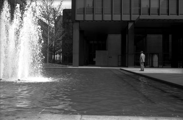Seagram Plaza Fountain, New York City, 1961 (imprimée / printed 2023) Impression à jet d'encre de qualité archive / Archival pigment inkjet print Disponible en trois formats différents (petit, moyen, grande - voir dimensions approximatives ci-dessous). L'édition de chaque format est limitée à 5. Available in three different sizes (small, medium, large - see approximate dimensions below). Each size is limited to an edition of 5. 11" x 14" image - 1,500$ 16" x 24” image - 3,000$ 20" x 30" image - 3,750$ Phyllis Lambert