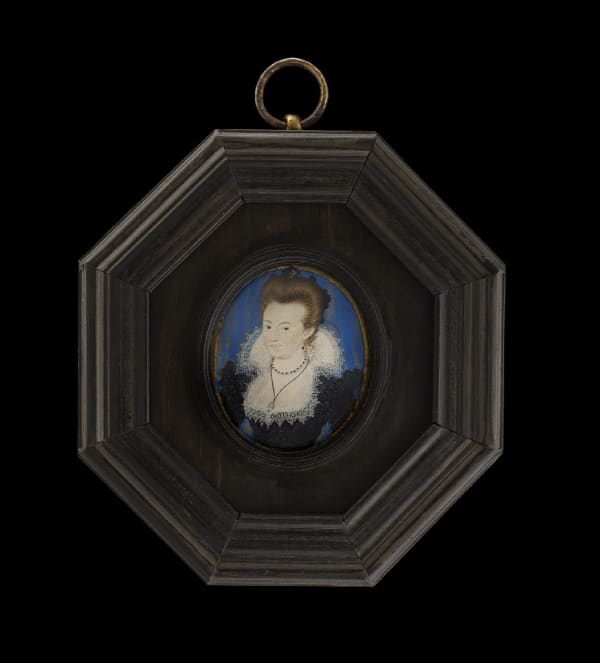 Nicholas Hilliard, Lady in a black slashed dress with a high-standing white lace collar and lace trim, pearls at her neck, pearl earring, her hair studded with black rosettes and a large jewel, blue ‘curtain’ background highlighted with gold, c. 1600-5