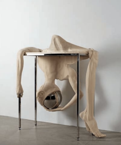 SERKAN SARIER, Der Bienenkönig Reclining, 2022