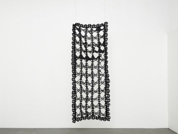 ektor garcia, tejido aluminio negro, 2025