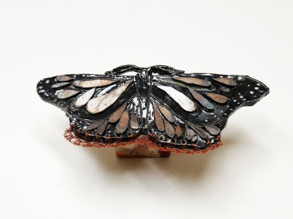 ektor garcia, mariposa con lágrimas de metal descansando sobre un cubo de onyx, 2022