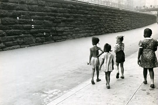 Helen Levitt, So ap Bubbles and Girls, 1940