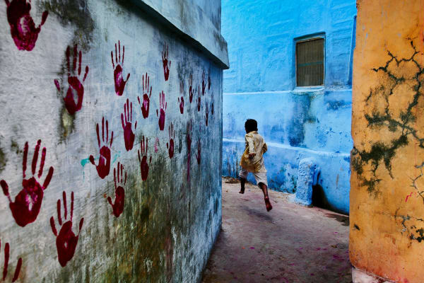 Steve McCurry, Boy in Mid-flight, Jodhpur, India (India 10720), 2007
