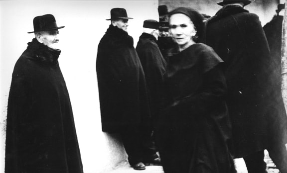 Mario Giacomelli, Scanno, Italia del Sud (woman in black amongst men in black)