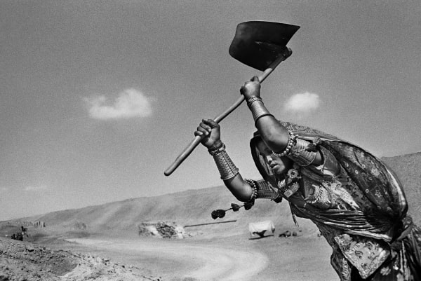 Sebastião Salgado, Rajasthan Canal Works, India, 1989
