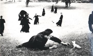 Mario Giacomelli, Pretini (in field with cat), 1962-63