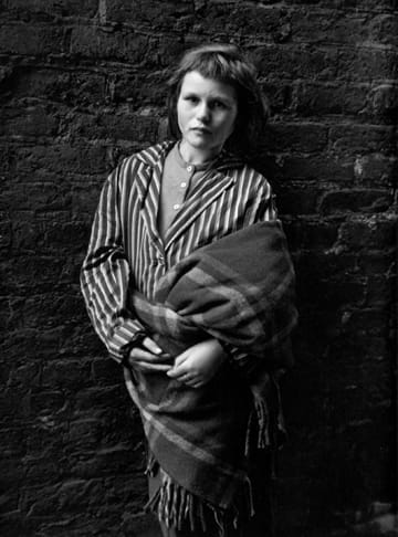 Evelyn Hofer, Tinker Girl, Dublin, 1966