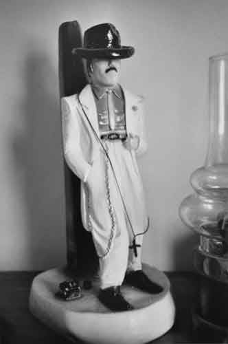 Graciela Iturbide, Escultura de un pachuco, en casa de los cholos, East LA, 1984