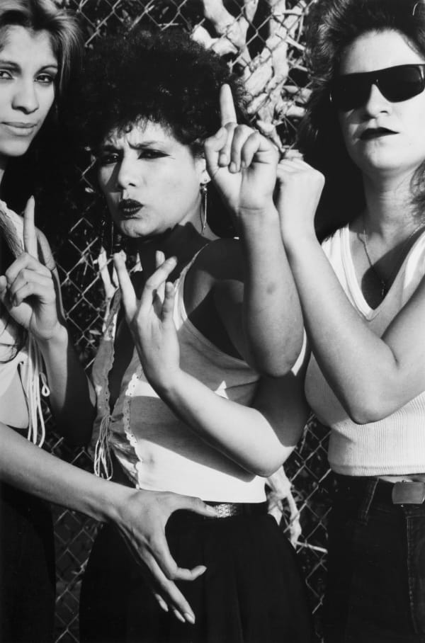 Graciela Iturbide, Rosario Cristina y Liza, East LA, Estados Unidos, 1986