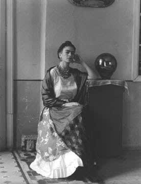 Manuel Alvarez Bravo, Frida Kahlo con globo, Coyoacán, México, 1938