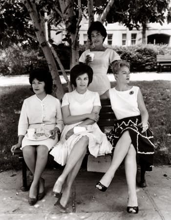 Evelyn Hofer, Secretaries in Rawlings Park, Washington DC, 1965