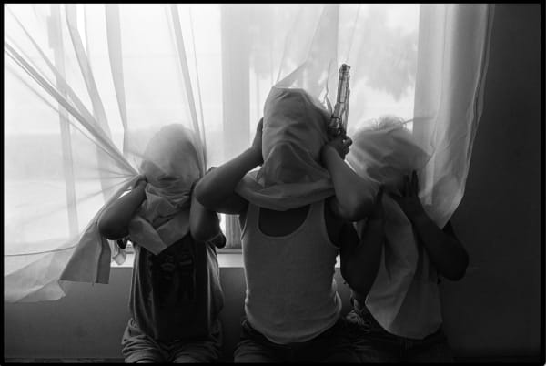 Graciela Iturbide, Cholitos, East LA, Estados Unidos, 1986