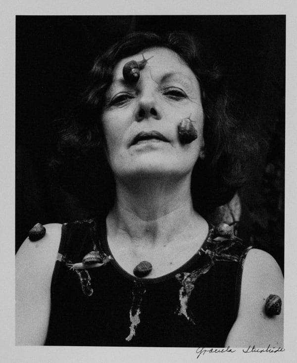 Graciela Iturbide, Autorretrato con caracoles, Coyoacán, México, 1993