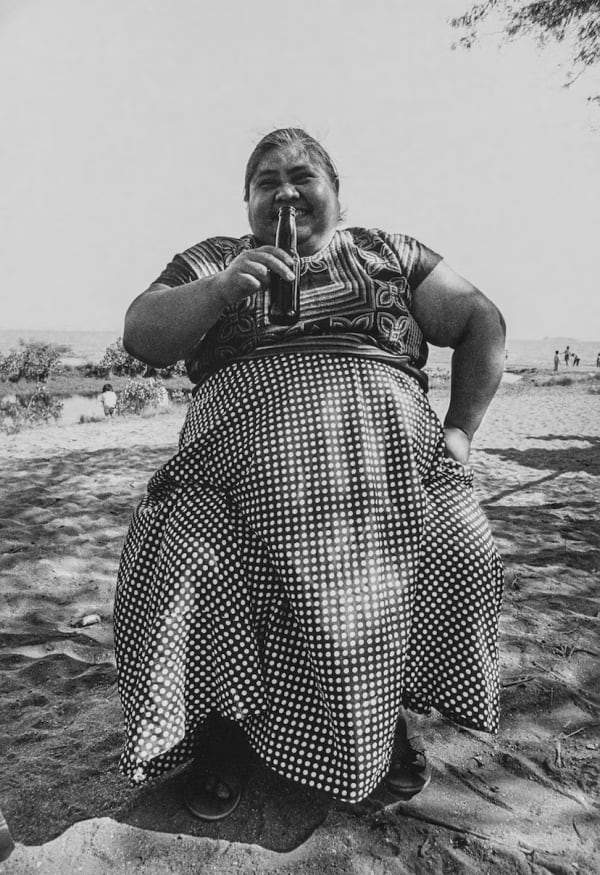 Graciela Iturbide, Juchiteca con cerveza (Fiesta del lagarto), Juchitán, Oaxaca, 1986