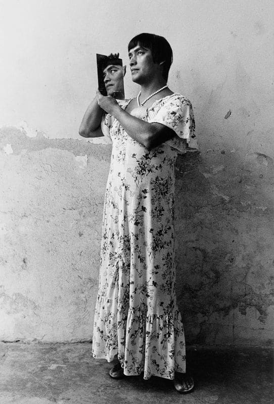 Graciela Iturbide, Magnolia en el espejo, Juchitán, Oaxaca, 1986