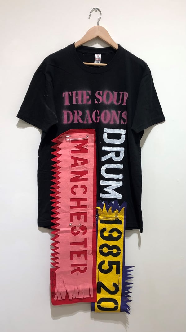 Ross Sinclair RSA The Drummers Arms (Part One, Autumn Tour 2023) 1 – Manchester Drums (T Shirt Paintings Series 1993 –) Unique painted t-shirt with felt assemblage 75 x 143 cm