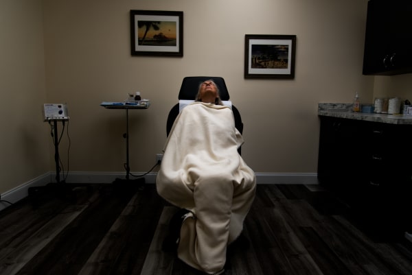 Denise DeLaunay-Wood Mom Waiting Dr Office Chair, 2019 Photographic print - Dibond lustre 42 x 30 cm