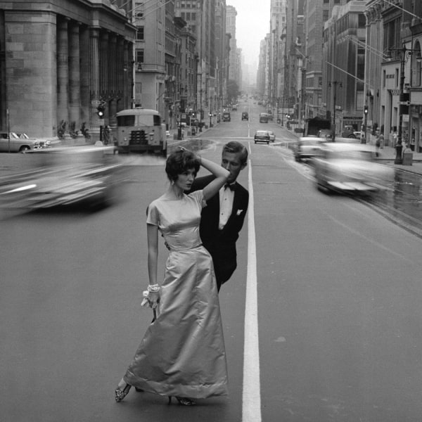 Jerry Schatzberg, Crossing Fifth Avenue, 1958