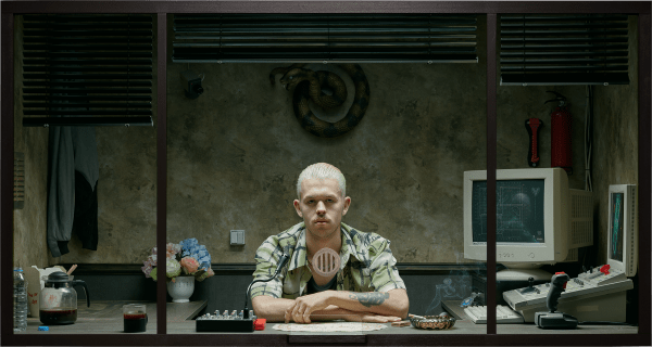 Dirk Hardy, Vivarium, Episode 1: Pilot, 2018