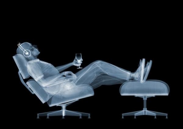Nick Veasey, Eames Chillin', 2022