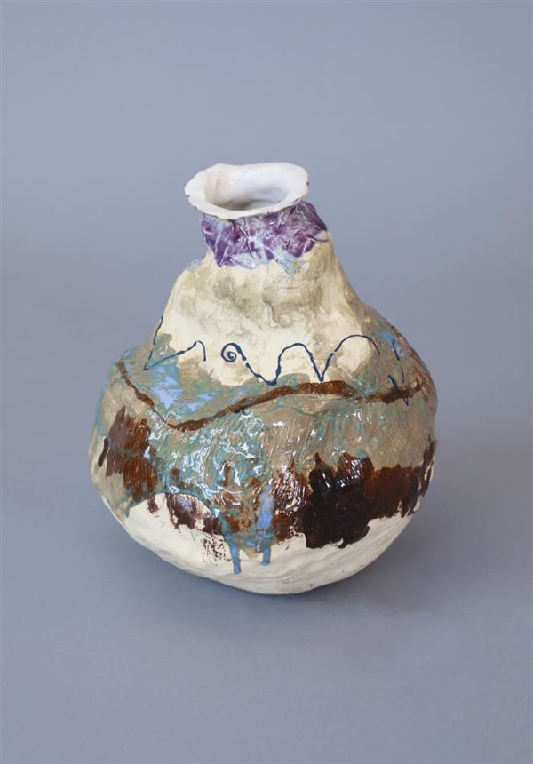 Olivia Asher inbetween a moment, 2023 whitestone clay, glaze - stoneware 23.0 x 29.0 cm