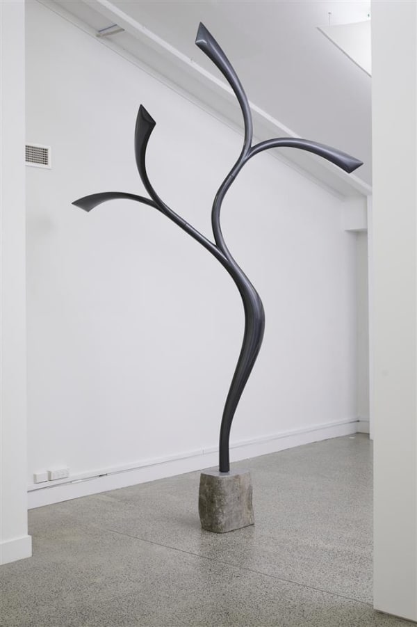 Ray Haydon Oscillate, 2019 carbon fibre and resin 3600 mm