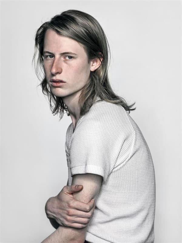 Meighan Ellis The Sitter, 2017 archival pigment print on Ilford Galerie gold fibre silk, edition of 5 54.7 x 41.0 cm